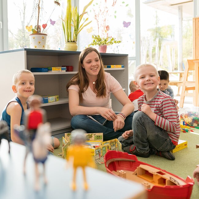 Zwei Kinder werden betreut