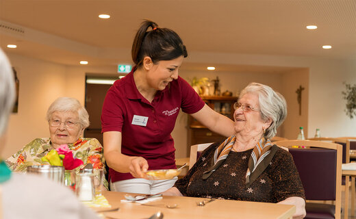 Zwei Seniorinnen beim Essen 