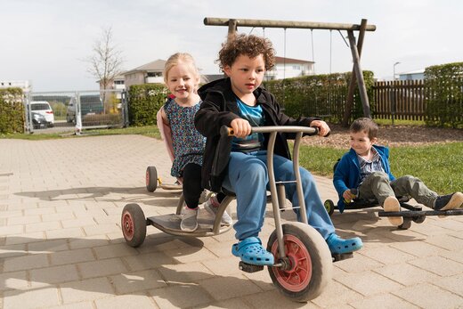 Kinder Spielen in der Stiftung 