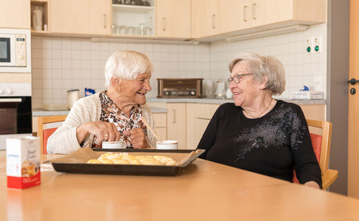 Zwei Frauen backen gemeinsam einen Kuchen 