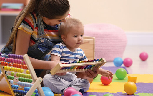 Mutter und Kind spielen gemeinsam 