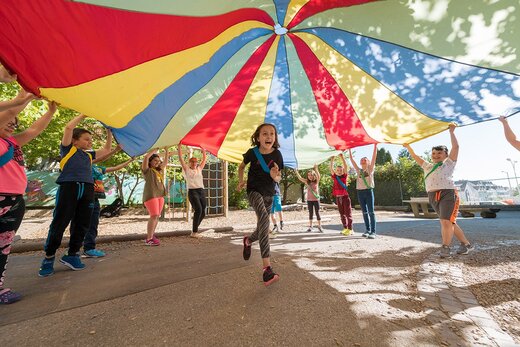 Kinder spielen gemeinsam in der Stiftung 