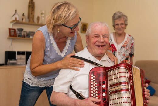 Mann mit Sehbehinderung spielt Akkordeon