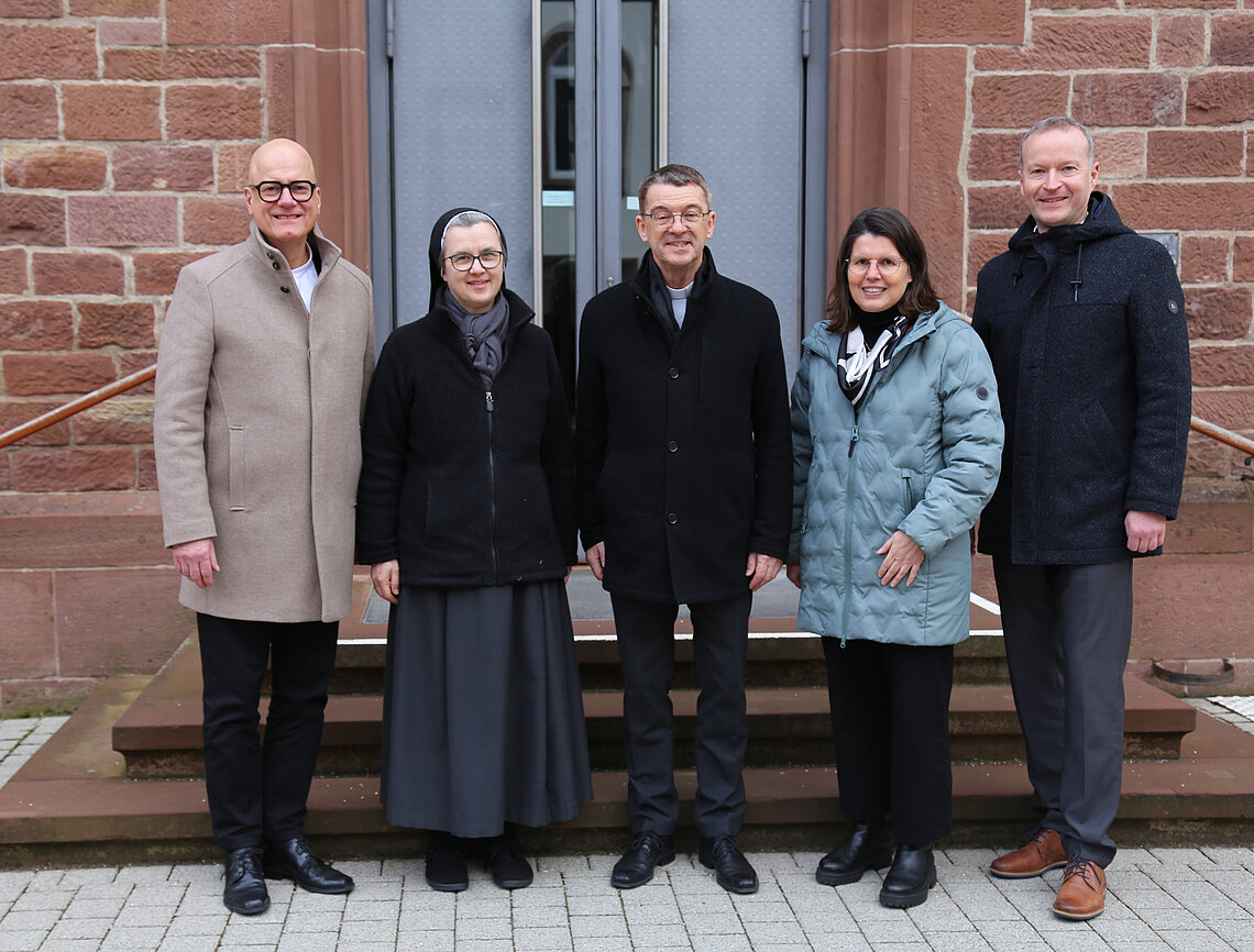 (von links) Oliver Merkelbach, Schwester M. Dorothea Thomalla, Bischof Dr. Klaus Krämer, Andrea Weidemann, Stefan Guhl