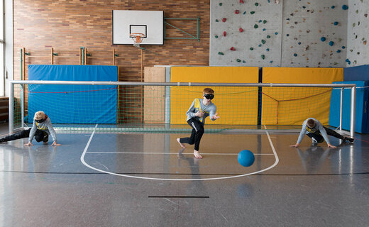 Kinder spielen gemeinsam in der Sporthalle