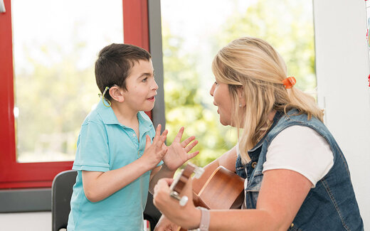 Junge und Frau singen gemeinsam 