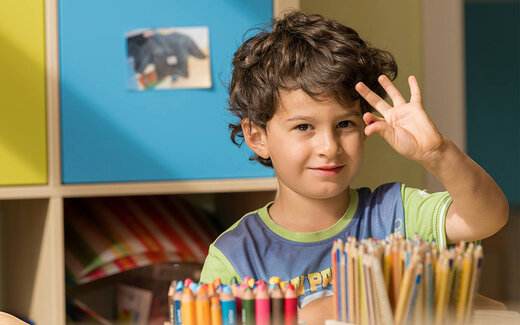 Kind spielt im Schulkindergarten Arche Noah