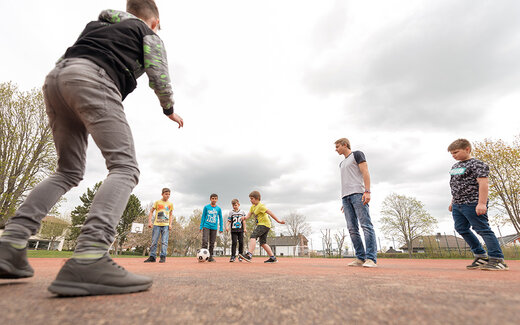 Jungs spielen gemeinsam Fußball 