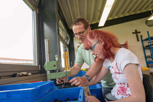 Mädchen arbeitet an Maschine 