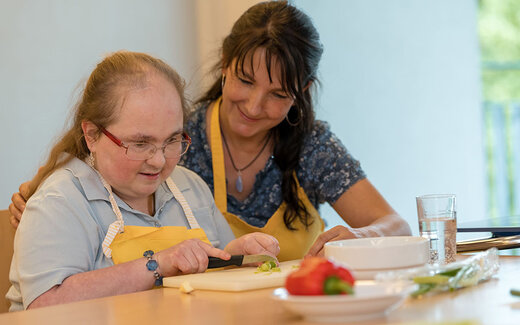 Zwei Frauen kochen gemeinsam im St. Agnes Spaichingen