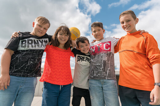 Kinder halten sich gemeinsam im Arm