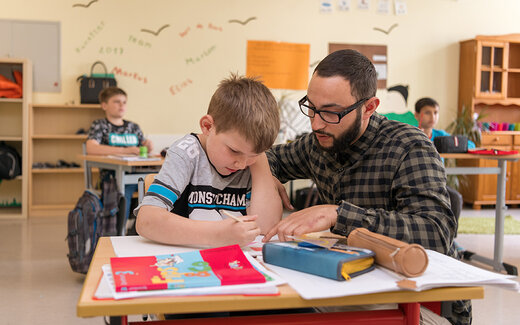 Betreuer und Junge lernen gemeinsam 