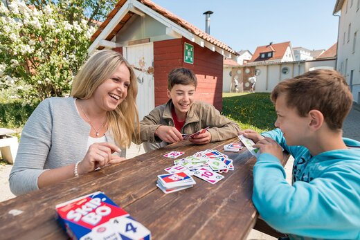 Jugendliche Spielen gemeinsam mit ihrer Betreuerin 