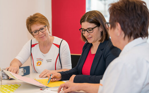 Drei Frauen besprechen sich