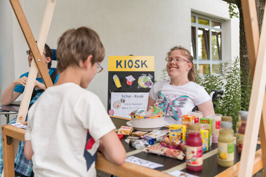 Kinder spielen gemeinsam in der Bildungsgang Grund-, Werkreal- und Förderschule