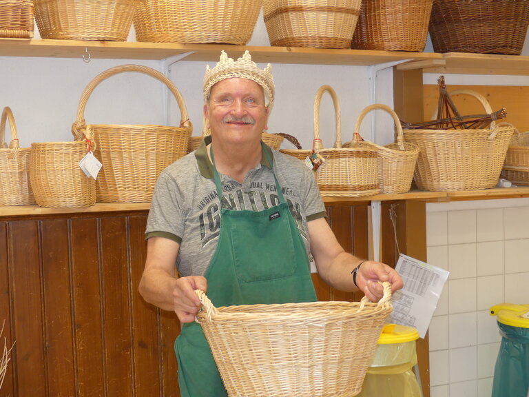 Korbmacher Joachim Burger arbeitet seit 48 Jahren in der Korbmacherei in Heiligenbronn