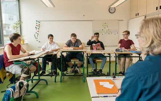 junge lernt im Bildungsgang Werkrealschule