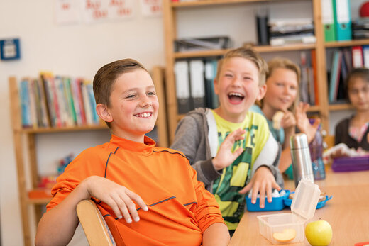 Kinder essen gemeinsam am Tisch 