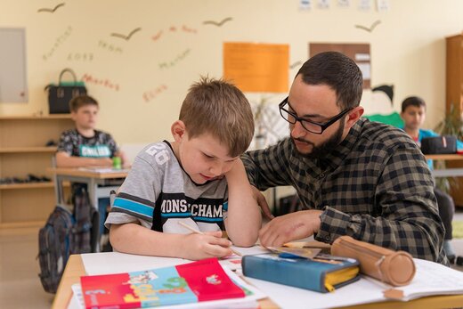 Kind wird in der Stiftung beim Lernen unterstützt