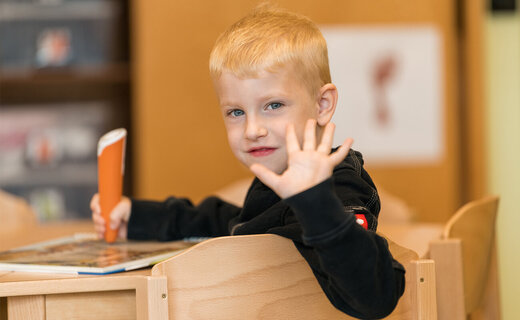 Junge spielt im Schulkindergarten Arche Noah