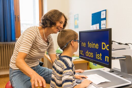 Kind des Schulkindergarten Pusteblume lernt lesen