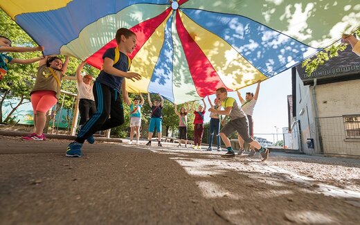 Kinder spielen gemeinsam und haben Spaß