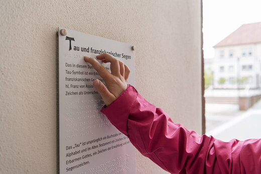 Türschild in Blindenschrift