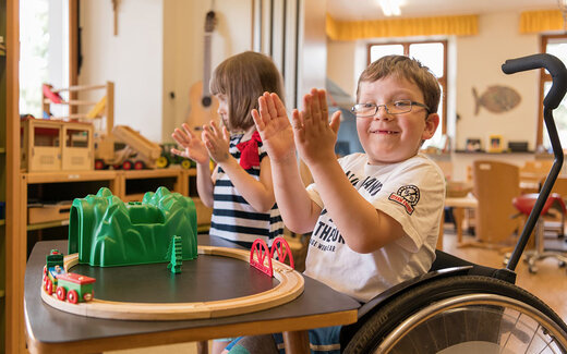 Kind des Schulkindergartens Pusteblume am spielen