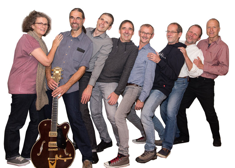 Am 23. November 2024 veranstaltet die Cover-Band „Querbeet“ ein Benefizkonzert zu Gunsten der Stiftung St. Franziskus. (von links): Melanie Günter (Gesang), Reinhard Günter (Gitarre), Frank Groß (Piano), Siegfried Fleig (Gesang, Querflöte), Joachim Kaltenbacher (Gesang, Bass), Roland Hermann (Gesang, Bass), Martin Müller (Gesang, Gitarre) und Josef Günter (Schlagzeug).