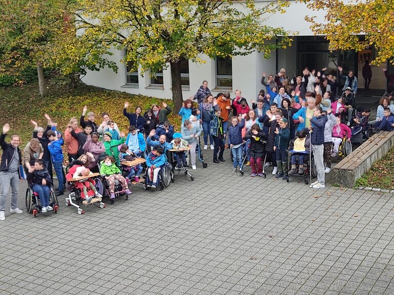 Daniel Steinhauser aus Bad Waldsee stellt einen neuen Weltrekord im Indoor-Ultracycling auf. Die gesammelten Spenden des sportlichen Events kommen dem Spendenprojekt der Stiftung St. Franziskus „Bädle Baindt“ zugute. Alle Mitarbeitenden des SBBZ Sehen Baindt und vor allem die Menschen die von ihnen begleitet werden sagen DANKE!