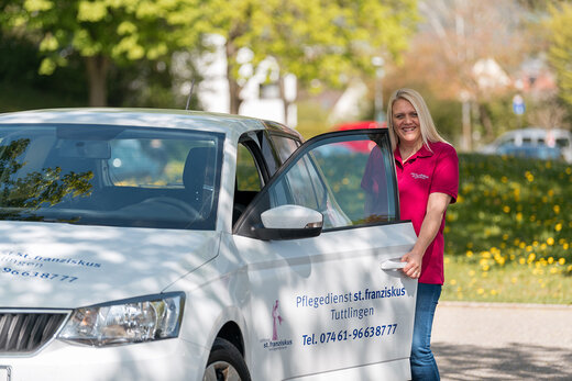 Pflegerin steigt ins Auto 