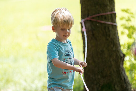 Kind spielt im Garten des Kindergarten der Stiftung St. Franziskus